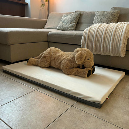 Cane steso sul cuscino in velluto per cani di taglia grande