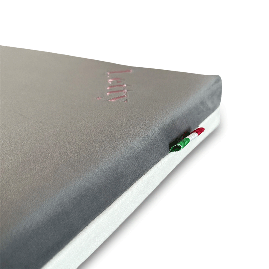 Dettaglio del ricamo e della bandierina italiana del cuscino Letty in velluto