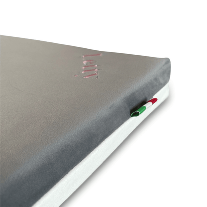 Dettaglio del ricamo e della bandierina italiana del cuscino Letty in velluto