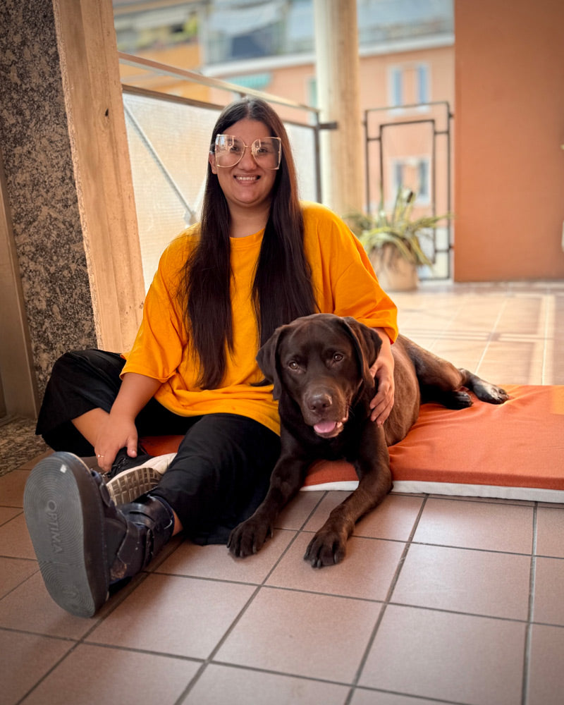 cane disabile che si rilassa con la sua padrona sul suo comodo e morbido cuscino in memory foam