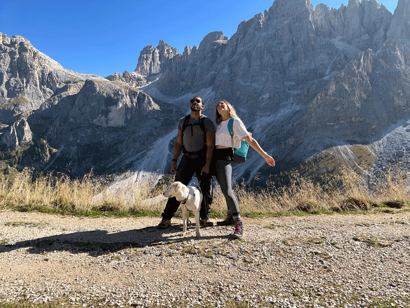 Andre e Alice i fondatori di Tartufo Rosa in montagna con Soraya