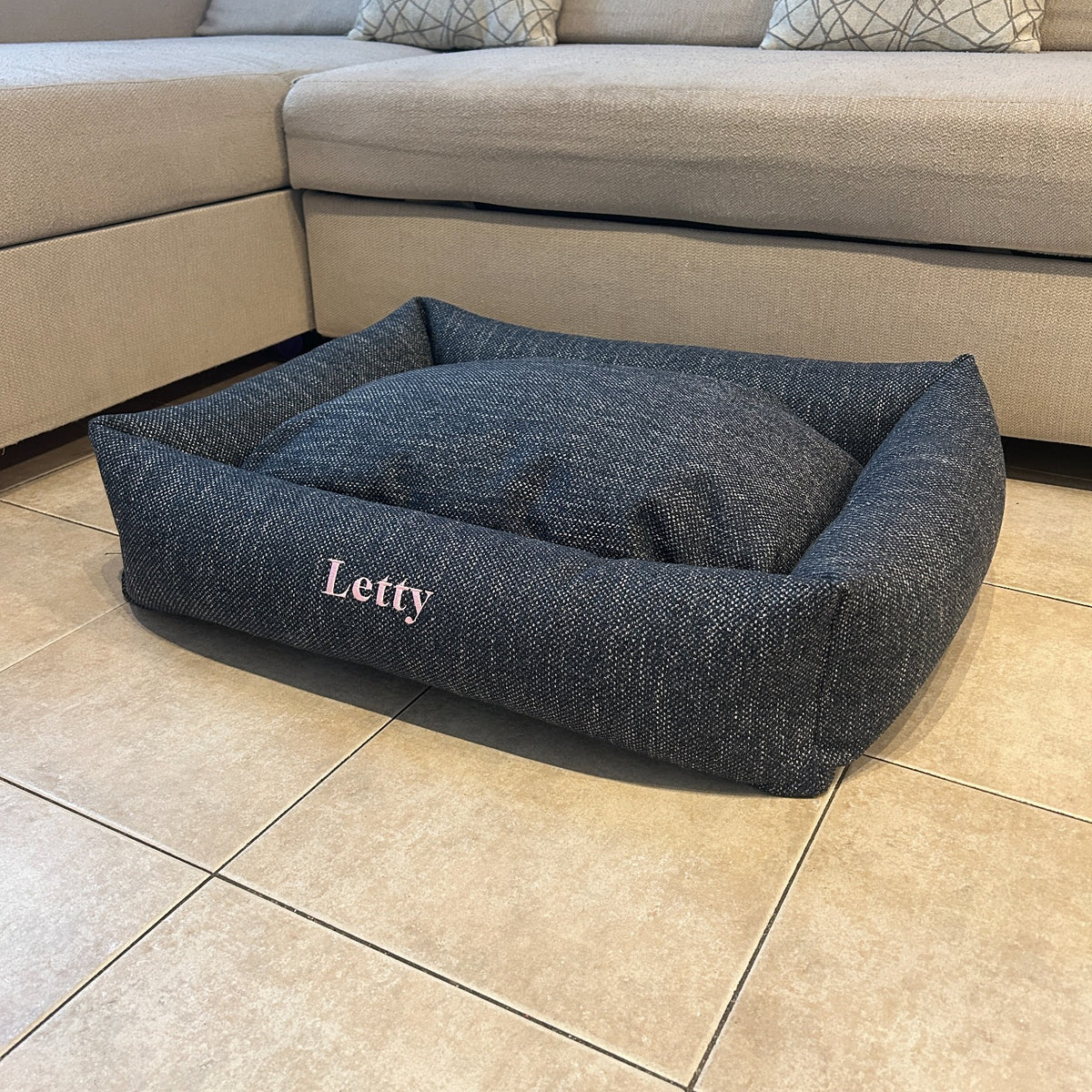 Cuccia artigianale Letty in memory foam, vista ambientata